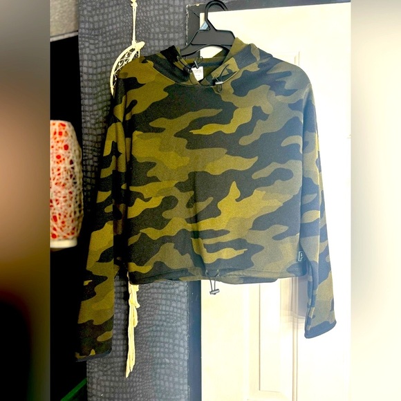 VS Pink camo cropped hoodie ✨ - Picture 1 of 3